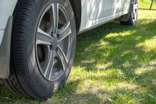 Parkování na trávě před vlastním domem se může prodražit. Městská policie začala bez milosti rozdávat pokuty